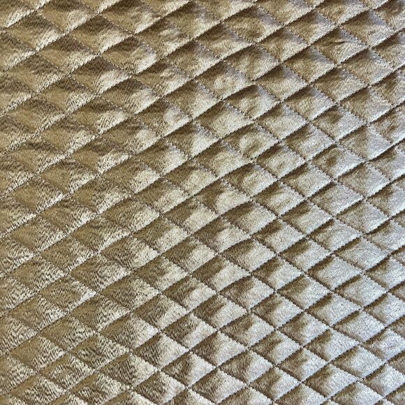Placemats Gold Set 4 Quilted Shinny Lame Fabric Festive Party Dinner - Picture 4 of 4
